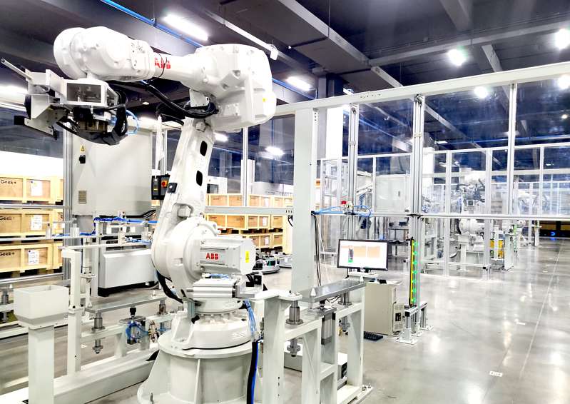 Geek Smart Factory - роботы делают роботов