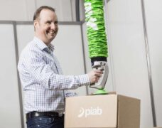 Piab_piLIFT SMART_man lifting carton1000