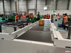 Сортировка товара на складе СДЭК при помощи сортировочных роботов